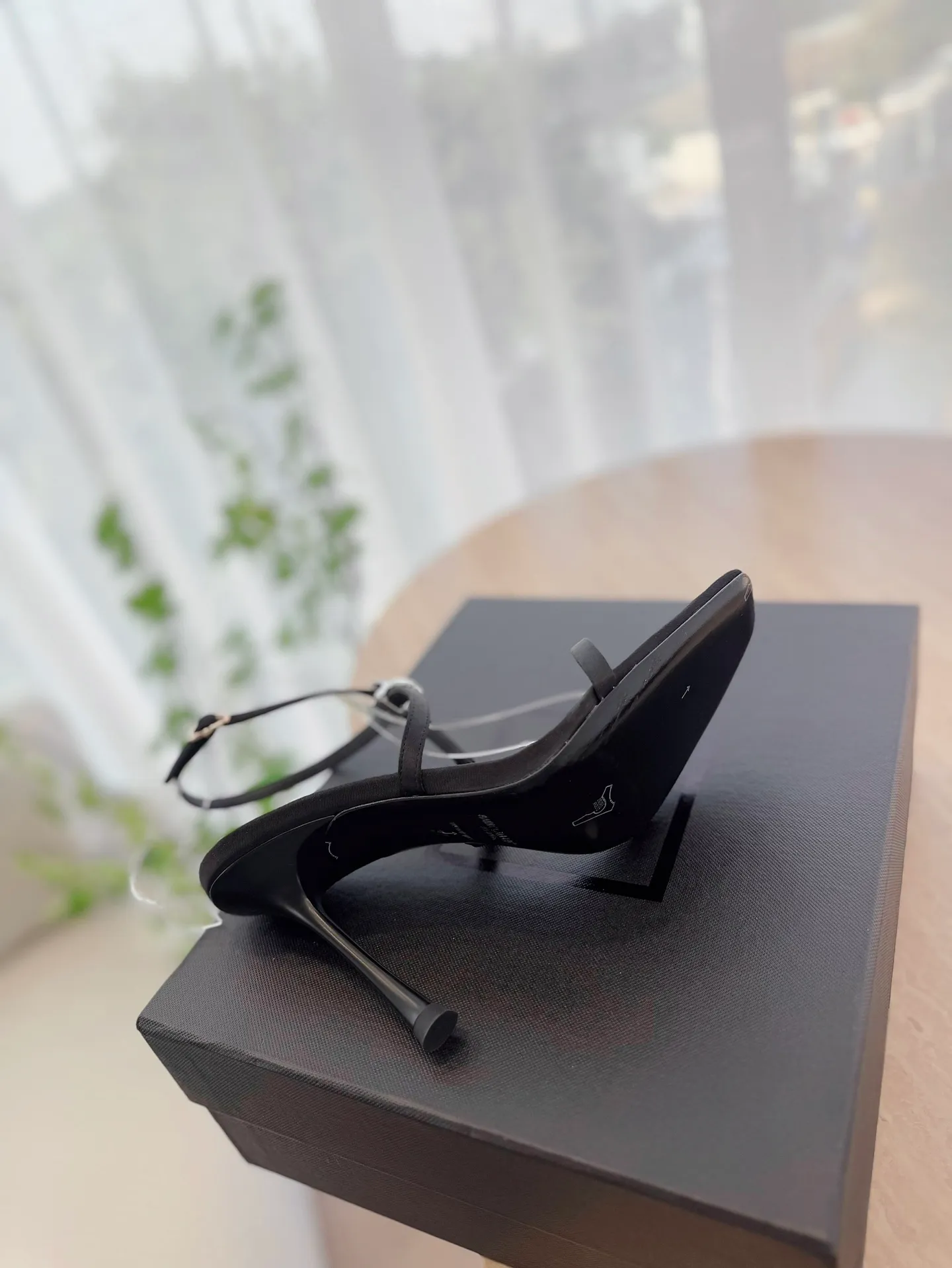 👟👟Ex-factory price 520👟👟 High version "SAINT LAUREN*" Saint Laurent YSL 25ss/spring and summer new catwalk style large rhinestone high-heeled shoes and sandals. Only YSL understands women's hearts best and does not accept refutation. It is a super invincible feminine artifact and a must-have for women (z-product full-body customization, own molded hardware accessories, perfect consistency). Compare the differences between pictures and goods on the market. ✔Upper: Customized imported calf patent leather/silk ✔Lining: Imported 🐑sheep leather ✔Sole: Imported genuine leather outsole ✔Heel height: 10.5cm ✔Number of yards: 35-39 (40 can be customized and non-returnable) (Full set of packaging)